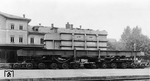 Gegenüber dem Empfangsgebäude von Oelsnitz (Vogtl) wurde die vorbereitete Trägerkonstruktion mit dem eingehängten Transformator auf das Fahrgestell des Straßenrollers gesetzt.  (23.09.1939) <i>Foto: RVM</i>