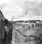 Auf der Meterspurbahn Mosbach - Mudau hat ein Zug den Bf Langenelz in Richtung Mudau verlassen und überquert sogleich den Elzbach. (08.1963) <i>Foto: Walter Eckard</i>
