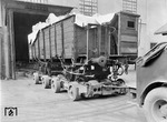 Anlieferung von Lumpen in einer österreichischen Fabrik - mit besetztem Bremserhaus?! (1942) <i>Foto: RVM</i>
