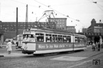 Der 1959 von DüWag/Kiepe gebaute Tw 629 auf der Linie 7 (Gelsenkirchen Hbf - Essen Margarethenhöhe) am Essener Hauptbahnhof. (08.06.1960) <i>Foto: Joachim Stichnoth</i>