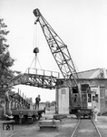 Vorführung eines 6t Dieselkrans beim Verladen von Kranauslegerteilen im Werk Wilhelmshaven. (1956) <i>Foto: Slg. Eisenbahnstiftung</i>