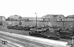 Bei der Einfahrt in den Bahnhof Köln-Deutz passiert eine unbekannte 18.5 mit FD 102 "Rheingold" das Bw Deutzerfeld, in dem zahlreiche preußische P 8 (Baureihe 38.10) ihre Sonntagsruhe verbringen.  (03.05.1931) <i>Foto: DLA Darmstadt (Bellingrodt)</i>