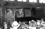 Nachdem 05 002 auf der Strecke Hamburg - Berlin bei Friesack einen neuen Geschwindigkeitsweltrekord für Dampflokomotiven mit einer Geschwindigkeit von 200,4 km/h aufstellte, wurde das Lokpersonal - Lokführer Oscar Langhans und Reserverlokführer Ernst Höhne von der Versuchsabteilung Grunewald - nach der Ankunft in Berlin mit Sekt begrüßt. (11.05.1936) <i>Foto: RVM (Hoffmann)</i>