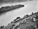 Blick in das Rheintal bei St Goar auf einen Güterzug mit einer preußischen G 12. (1935) <i>Foto: RBD Köln (Felten)</i>
