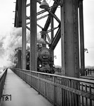 58 1515 vom Bw Aachen West passiert die Kölner Südbrücke zwischen Eifeltor und Gremberg. (1938) <i>Foto: RBD Köln (Felten)</i>