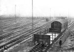 Ablaufbetrieb im Rangierbahnhof von Hamm i. Westfalen. Der Hemmschuhleger rechts trägt keine signalorangene Warnkleidung, sondern das früher übliche schwarz.  (02.1959) <i>Foto: Willi Marotz</i>