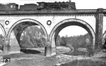 39 196 vom Bw Wuppertal-Langerfeld auf der alten Wupperbrücke bei Opladen (vgl. auch Bild-Nr 9017).  (1934) <i>Foto: DLA Darmstadt (Bellingrodt)</i>