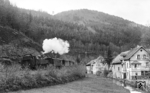 64 042 (Bw Neustadt/Haardt) mit P 3663 bei Breitenstein (Pfalz) auf der Strecke Lambrechts (Pfalz) - Elmstein. Im Vordergrund plätschert der Speyerbach.  (18.04.1938) <i>Foto: RVM-Filmstelle Berlin (Bellingrodt)</i>