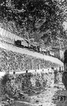 Die beiden Freiburger 58 250 (Bw Rbf) und 85 007 (Bw Pbf) rollen mit P 1256 am 69 m langen oberen Hirschsprungtunnel auf der Höllentalbahn im Schwarzwald talwärts. (23.06.1934) <i>Foto: DLA Darmstadt (Bellingrodt)</i>