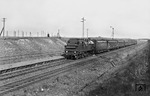 78 477 wurde in April 1924 fabrikneu dem Bw Lehrte zugeteilt. Mit einem Schnellzug eilt sie durch den Haltepunkt Anderten-Misburg vor den Toren Hannovers.  (1926) <i>Foto: Rudolf Kreutzer</i>