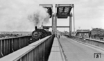 57 1732 (Bw Stralsund) überquert die 133m lange Ziegelgrabenbrücke, die Teil der Eisenbahnverbindung Stralsund - Sassnitz über den Rügendamm ist. (1938) <i>Foto: RVM</i>