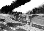 Eine württembergische T 5 leistet einer württembergischen C Vorspann. 75 055 und 18 128, beide vom Bw Stuttgart-Rosenstein, sind auf der Gäubahn durch den Rohrer Wald bei Stuttgart unterwegs.  (1940) <i>Foto: RVM (Ulmer)</i>