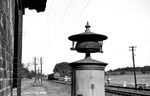Läutewerk an einem Bahnübergang zwischen Deutsch-Evern und Bienenbüttel auf der Strecke Lüneburg - Uelzen. (1955) <i>Foto: Walter Hollnagel</i>