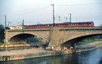 Ein 425 überquert die Neckarbrücke zwischen Bad Cannstatt und Stuttgart Hbf. (11.08.1977) <i>Foto: Peter Schiffer</i>