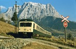 628 008 unterwegs im grenzüberschreitenden Verkehr auf der Außerfernbahn Garmisch - Reutte/Tirol bei Lermoos vor der Kulisse des Wettersteinmassivs. Der Triebwagen verfügt noch über die automatische Scharfenbergkupplung, der Umbau auf normale Zug- und Stoßeinrichtungen erfolgte erst ab Mitte der 1980er Jahre. (11.1978) <i>Foto: Dieter Junker</i>