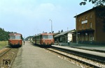 Zugbegegnung zweier 798er-Einheiten im Bahnhof Waldkraiburg-Kraiburg auf der Strecke Wasserburg (Inn) - Mühldorf. (07.09.1979) <i>Foto: Dieter Junker</i>