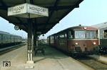 Eine 798-Einheit im Bahnhof Mühldorf (Oberbay), dem Ausgangspunkt der Strecke nach Wasserburg/Inn. (07.09.1979) <i>Foto: Dieter Junker</i>
