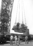 Das Anheben einer großen Turbine im Hamburger Hafen erforderte die Nutzung eines 100 Tonnen Krans. (11.06.1958) <i>Foto: Walter Hollnagel</i>