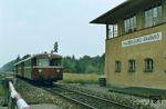 Eine dreiteilige 798-Einheit fährt in den Bahnhof Waldkraiburg-Kraiburg an der Bahnstrecke Rosenheim - Mühldorf/Obb. ein. (07.09.1979) <i>Foto: Dieter Junker</i>