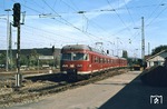 Die Baureihe ET 27 (ab 1968: 427) stellte im Bestand der DB mit nur fünf Exemplaren eine Splittergattung dar. Die Fahrzeuge wurden zwischen 1964 und 1985 im Nahverkehr rund um Stuttgart eingesetzt. Hier verlässt ein 427 als N 4962 den Bahnhof Böblingen in Richtung Stuttgart. (10.10.1976) <i>Foto: Dieter Junker</i>