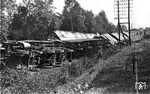 Die entgleiste Lok des D 8 - 17 273, eine preußische S 10²  - nach dem Attentat von Leiferde b Gifhorn. (19.08.1926) <i>Foto: RVM-Archiv</i>