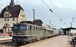 141 208 war von 1962 bis 2002 in Betrieb. Sie wurde am 20.04.1962 fabrikneu dem Bw Stuttgart zugeteilt und am 15.12.2002 beim Bh Frankfurt/M z-gestellt und am 15.01.2003 ausgemustert. Hier steht sie mit einem Nahverkehrszug in Plochingen. (11.08.1977) <i>Foto: Peter Schiffer</i>