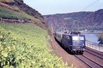 110 209 vor D 705 (Dortmund - Basel) unterwegs zwischen St. Goar und Oberwesel auf der linken Rheinstrecke. (28.09.1983) <i>Foto: Peter Schiffer</i>