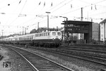 E 10 1239 fährt mit dem neuen "Rheingold" in den Mainzer Hauptbahnhof ein. (15.05.1962) <i>Foto: Walter Hollnagel</i>