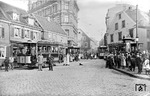 Die Anwesenheit des Fotografen sorgte für eine regelrechten Menschenauflauf in Remscheid. Straßenbahntreffen mit Wagen 7 von Herbrand, BSI (links) aus dem Jahre 1893. (1899) <i>Foto: Slg. Eisenbahnstiftung</i>