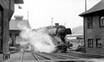 Während zum Ende des Dampfbetriebs das Bw Ottbergen zum Eldorado der Eisenbahnfans wurde, ging es im Sommer 1971 noch recht beschaulich zu, als 044 084 in ihrer Heimat-Dienststelle angetroffen wurde. (21.08.1971) <i>Foto: Johannes Glöckner</i>