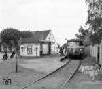 Am Haltepunkt Uetersen Ost macht T 5 Station. (09.1963) <i>Foto: Reinhard Todt</i>