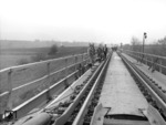 Einpassen der neuen Kocherbrücke bei Gaildorf-Großaltdorf. (30.10.1968) <i>Foto: Wolf Schneider</i>