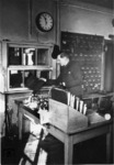 Der Lokdienstleiter übergibt die Papiere der Altonaer 03 079 an den Lokführer. (22.07.1952) <i>Foto: Walter Hollnagel</i>