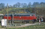 Zwischen Flandersbach und Rohdenhaus passiert 216 002 diesen Blinklicht-Bahnübergang. (08.12.1977) <i>Foto: Wolfgang Bügel</i>