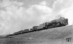 Die Offenburger 45 002 vor einem langen Güterzug nahe Freiburg (Breisgau). (21.07.1937) <i>Foto: DLA Darmstadt (Bellingrodt)</i>