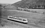 Der "Gläserne Zug" VT 137 240 auf Ausflugsfahrt auf der Eifelquerbahn Gerolstein—Mayen—Andernach bei Rengen.  (02.05.1937) <i>Foto: RVM-Filmstelle Berlin (Bellingrodt)</i>