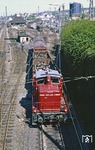 260 408 rangiert im Bahnhof Wuppertal-Oberbarmen. Die umfangreichen Gleisanlagen wie das Rangierstellwerk "Rr" sind längst verschwunden und mussten einem Baumarkt weichen. (02.05.1978) <i>Foto: Zeno Pillmann</i>