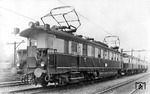 Im Heimat-Bw Hirschberg (Riesegeb) Hbf steht elT 1011 (später ET 89 01) mit zwei 4-achsigen Beiwagen für den nächsten Einsatz bereit. Das Fahrzeug wurde speziell für den Betrieb auf der niederschlesischen Strecke Hirschberg (Riesengeb) - Polaun entwickelt und 1926 in 11 Exemplaren von Linke-Hofmann, Breslau und WUMAG, Görlitz beschafft. Ab 1934 kamen die Triebwagen auch auf der damals neu elektrifizierten Riesengebirgsbahn nach Krummhübel zum Einsatz. Die Umzeichnung in ET 89 01 bis 11 erfolgte 1941. Die Popularität brachte den Fahrzeugen den Spitznamen "Rübezahl" ein, dem Berggeist des Riesengebirges. (1936) <i>Foto: DLA Darmstadt (Maey)</i>