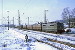 151 069 fährt mit einem Durchgangsgüterzug aus Gremberg am Gelände des Rangierbahnhofs Wuppertal-Vohwinkel vorbei. (19.01.1979) <i>Foto: Wolfgang Bügel</i>