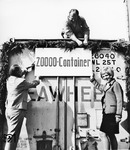Die rasante Entwicklung des Containerverkehrs veranlasste die DB Ende der 1960er Jahre in industriellen Ballungsräumen Bahnhöfe zu Container-Umschlagplätze umzubauen. In Düsseldorf fiel die Standortwahl auf den Güterbahnhof Bilk an der Strecke Strecke Neuss—Düsseldorf, der bereits fünf Jahre nach seiner Eröffnung seinen 20.000 Container feiern konnte.  (1975) <i>Foto: BD Wuppertal (Säuberlich)</i>