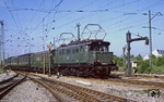144 024 als Schlusslok am Pendelzug Dsts 80419 in der Ausfahrt aus dem Aw München-Freimann. (26.05.1979) <i>Foto: Wolfgang Bügel</i>