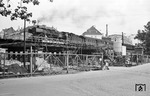 03 072 (Bw M Gladbach) passiert auf dem Weg nach Neuß die Großbaustelle an der Cornelius-/Erasmusstraße in Düsseldorf-Bilk.  (1961) <i>Foto: Helmut Säuberlich</i>