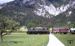 144 507 mit Ng 67985 bei Winkl auf dem Weg nach Berchtesgaden. (28.05.1979) <i>Foto: Wolfgang Bügel</i>