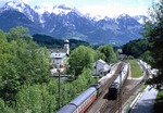 Der mit einer IC-Garnitur bestückte N 5513 (Freilassing - Berchtesgaden) mit Zuglok 144 504 begegnet in Bischofswiesen den die Kreuzung abwartenden N 5510 aus Berchtesgaden mit 144 505. (28.05.1979) <i>Foto: Wolfgang Bügel</i>