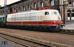 Im Ablieferungszustand präsentiert sich 103 220 vor D 583 (Hamburg-Altona - München) im Bahnhof Kreiensen. (07.1973) <i>Foto: Prof. Dr. Willi Hager</i>
