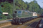 151 001 (Bw Hagen-Eckesey) leistet einer unbekannten 140 Vorspanndienste vor einem Güterzug nach Gremberg in Wuppertal-Elberfeld (heute: Wuppertal Hbf). (22.09.1979) <i>Foto: Wolfgang Bügel</i>