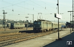 182 021 vor D 256 (Frankfurt/M - Kaiserslautern - Saarbrücken - Paris) in Saarbrücken Hbf.  (03.1973) <i>Foto: Prof. Dr. Willi Hager</i>