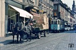 Eine reizvolle Szene in der Hauptstraße der Heidelberger Altstadt, wo der bahnamtliche Rollfuhrunternehmer noch mit Pferd und Wagen seine Pakete an die dortigen Geschäfte ausliefert. Ein Wagen der Linie 5 wartet bereits im Hintergrund. (25.05.1970) <i>Foto: Dieter Junker</i>