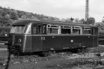 Der Prototyp VB 142 006 (Baujahr 1952), Beiwagen zum Uerdinger Schienenbus VT 95, wae ursprünglich von der SWDE beschafft worden und wartet hier im Bahnhof Neckarelz auf seinen Motorwagen. (04.1962) <i>Foto: Reinhard Todt</i>