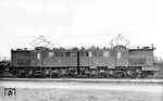 Von Dezember 1927 bis Juni 1928 erfolgte die Lieferung von sechs Lokomotiven der Baureihe E 95 für die Abfuhr der oberschlesischen Steinkohle. Die Maschinen wurden dem Bw Hirschberg (Schlesien) Hbf zugeteilt und waren bis 1945 vor schweren Kohlenzügen auf der "Schlesischen Gebirgsbahn" zwischen Dittersbach und Schlauroth in Einsatz. Zwischenzeitlich änderten sich die Namen der Dienststellen, aus Hirschberg (Schlesien) Hbf wurde 1931 Hirschberg (Riesengeb) Hbf, aus Dittersbach 1934 Waldenburg-Dittersbach. Das Foto zeigt E 95 01 am Kohlenbansen in ihrer Heimatdienststelle. (1930) <i>Foto: Rudolf Kallmünzer</i>